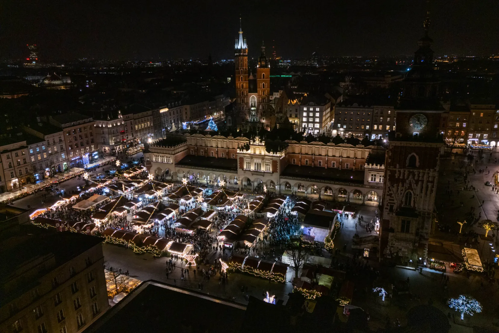 Рождественская ярмарка в Кракове 2026 — торговые домики на площади Rynek Główny